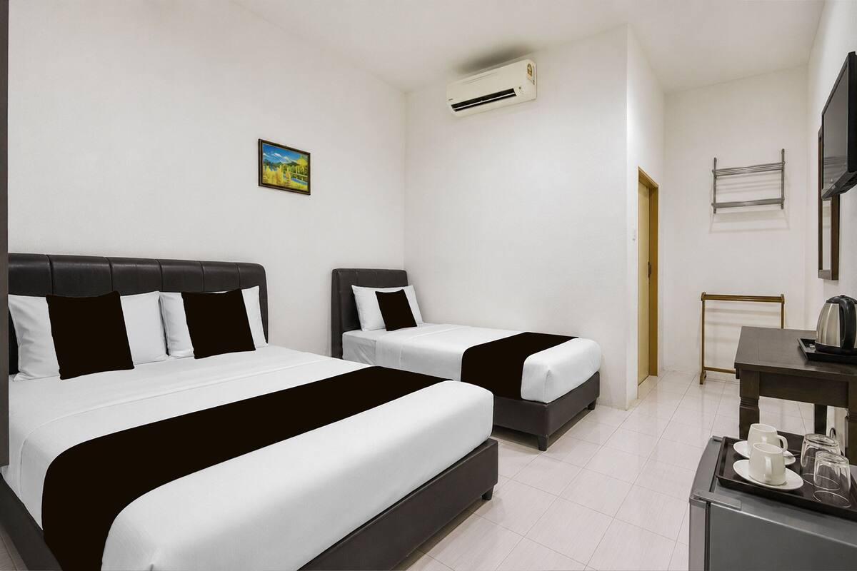 Deluxe Triple Room | Minibar, desk, iron/ironing board (on request), free WiFi