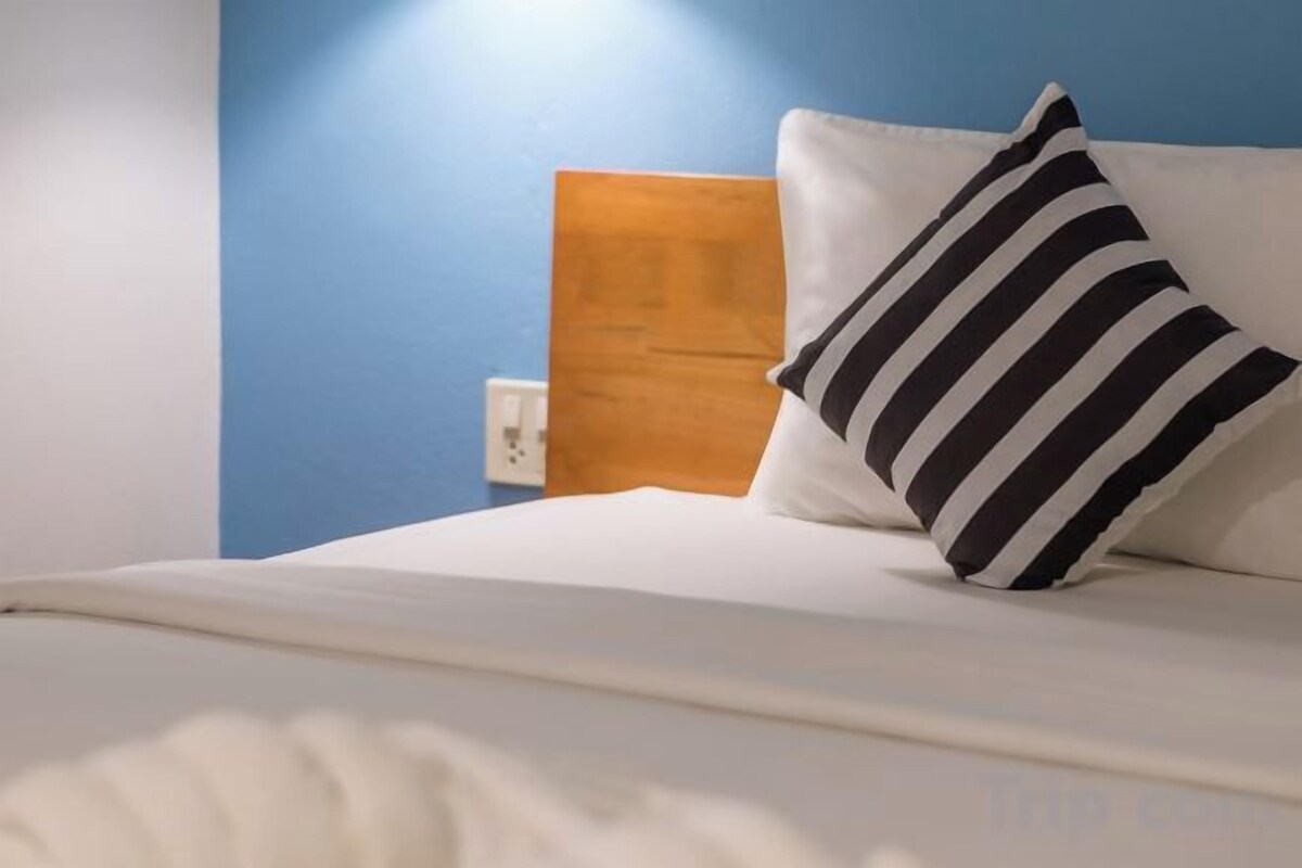 Roupas de cama premium, escrivaninha, espaço de trabalho para notebook
