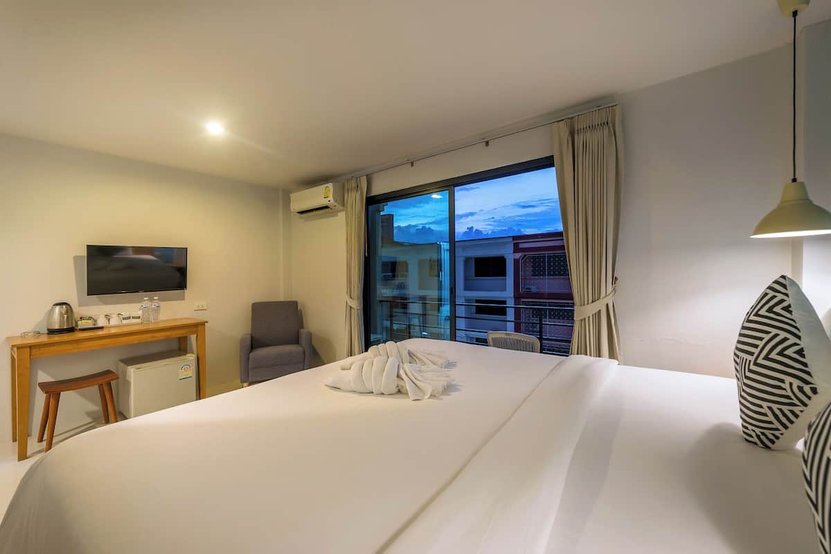 deluxe king balcony | premium bedding, individually decorated, desk, laptop workspace