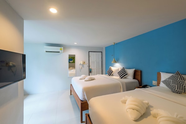 Family | Luxe beddengoed, individueel gedecoreerd, een bureau, een laptopwerkplek
