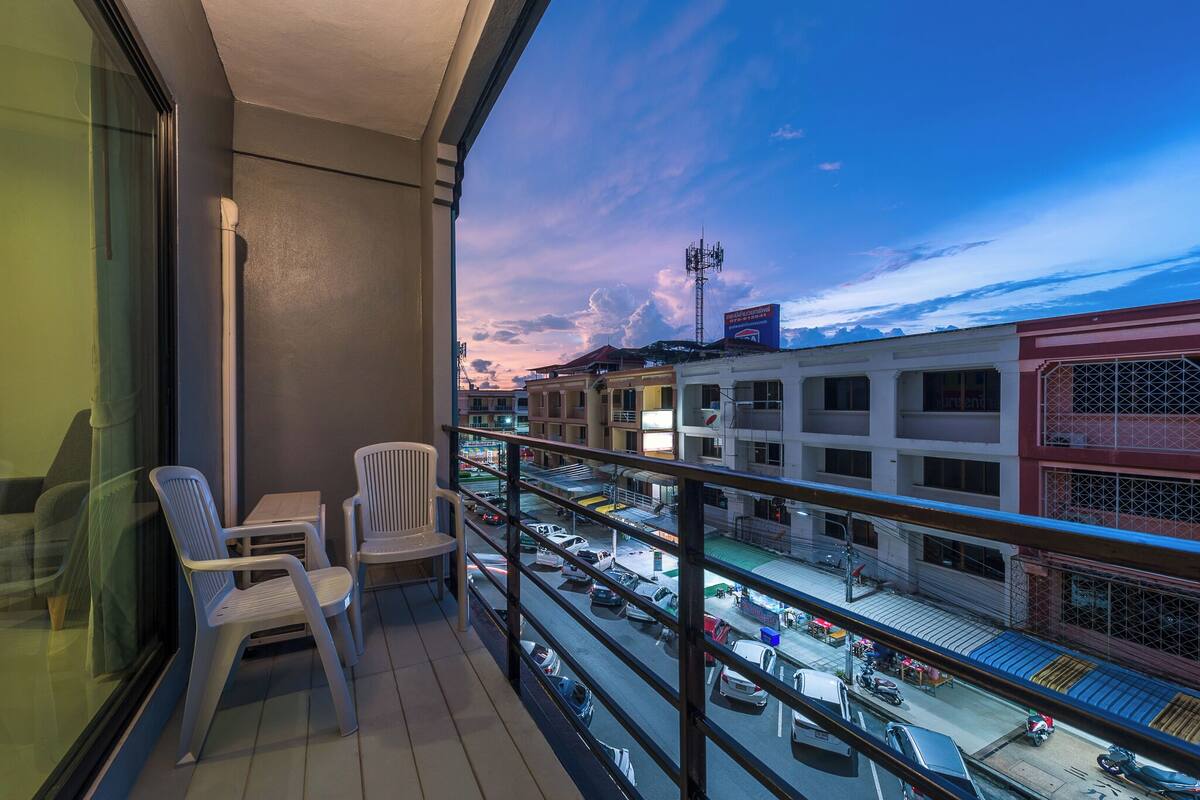 Deluxe King Balcony | เครื่องนอนระดับพรีเมียม, ห้องพักตกแต่งอย่างมีเอกลักษณ์, โต๊ะทำงาน