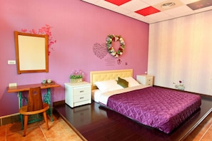 Desk, soundproofing, rollaway beds, free WiFi
