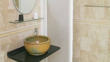 Double Room | Bathroom | Shower, free toiletries, hair dryer, towels