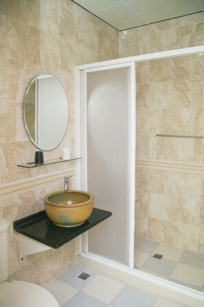 Double Room | Bathroom - Family Pottery B&B (Hengchun)
