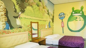 Hotellihuone, jossa on kaksi sänkyä, seinämaalaus, jossa on esitettynä eläviä hahmoja, ja kyltti, jossa on kiinalaisia merkkejä.