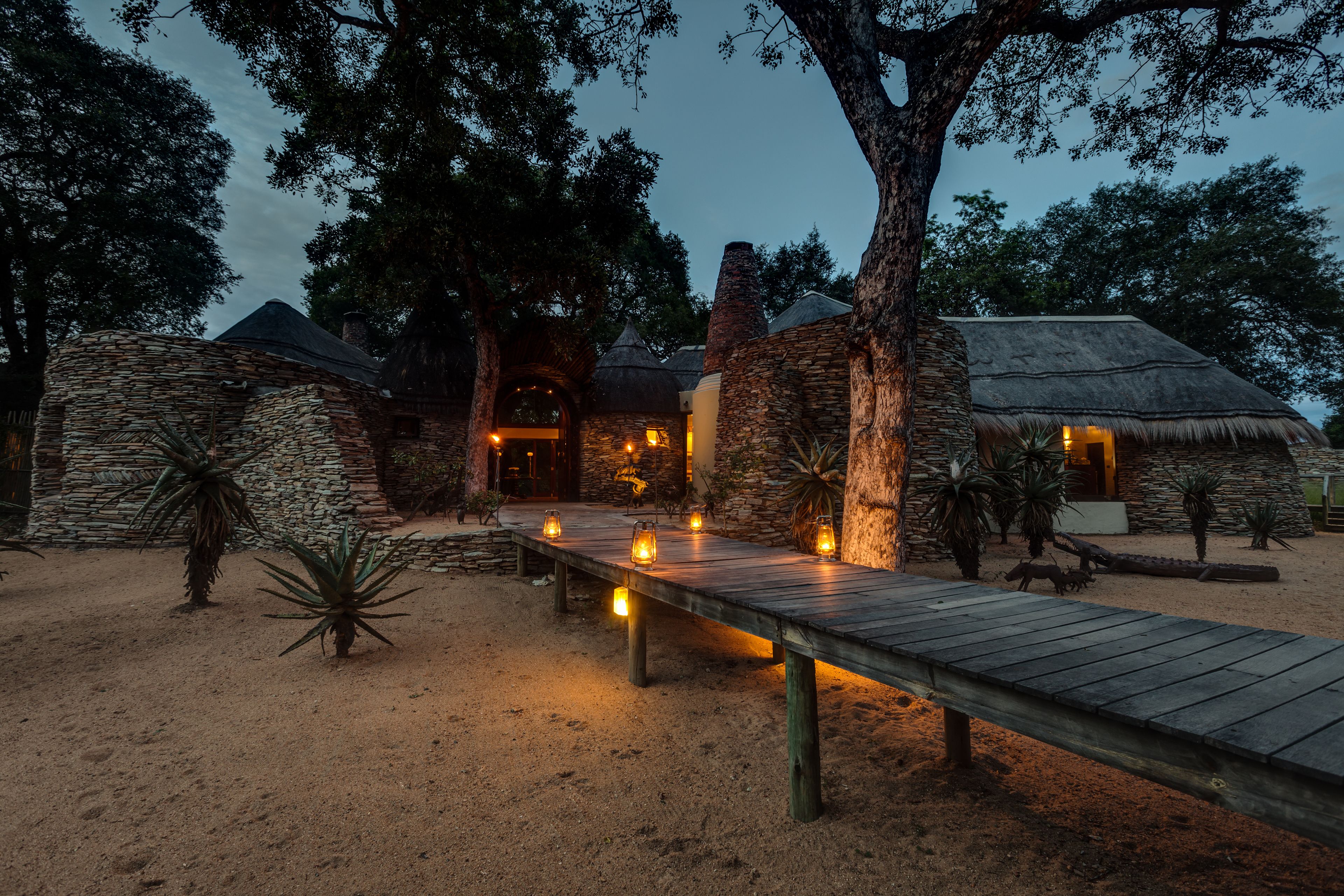 Boendets fasad - kväll/natt