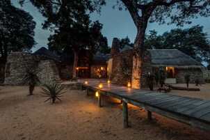 住宿正面 - 傍晚/夜晚