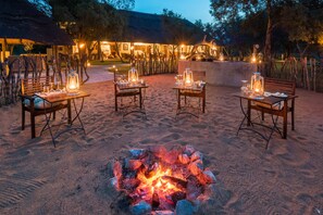 Manor House | Área de sala de estar | Chimenea
