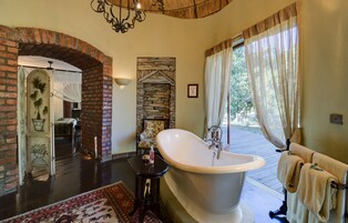 奢华客房 | 浴室 | 独立的浴缸和淋浴、深泡浴缸、大花洒淋浴喷头、免费洗浴用品