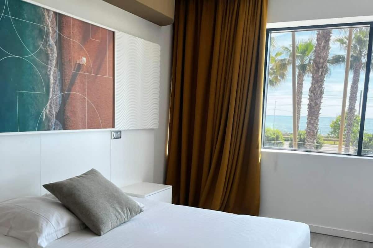 Double or Twin Room, Sea View | Peralatan tempat tidur premium, peti besi dalam bilik, meja