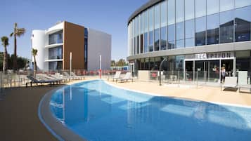 Piscina externa sazonal, funciona das 10h às 18h, espreguiçadeiras