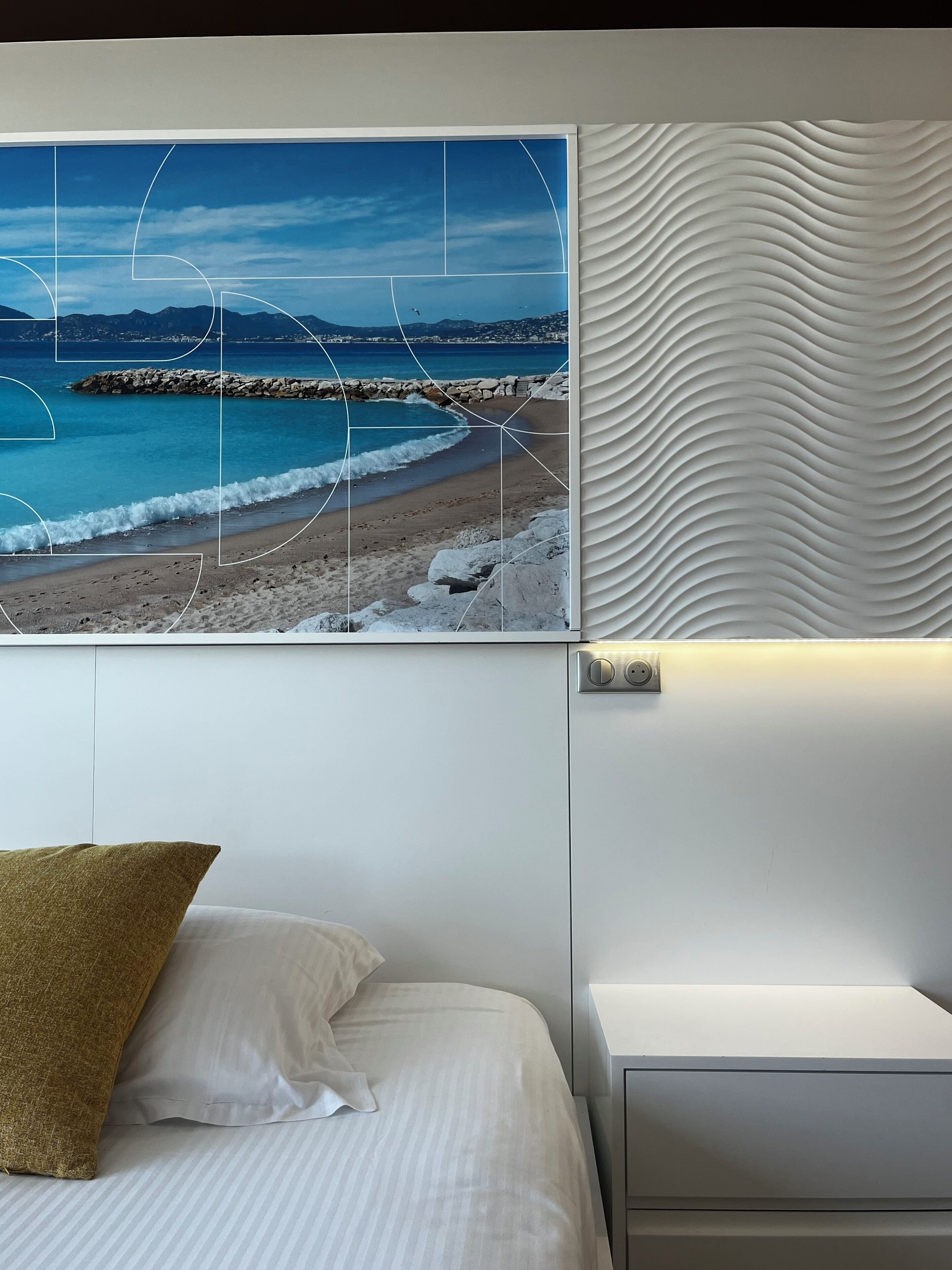 single room | premium bedding, in-room safe, desk, laptop workspace