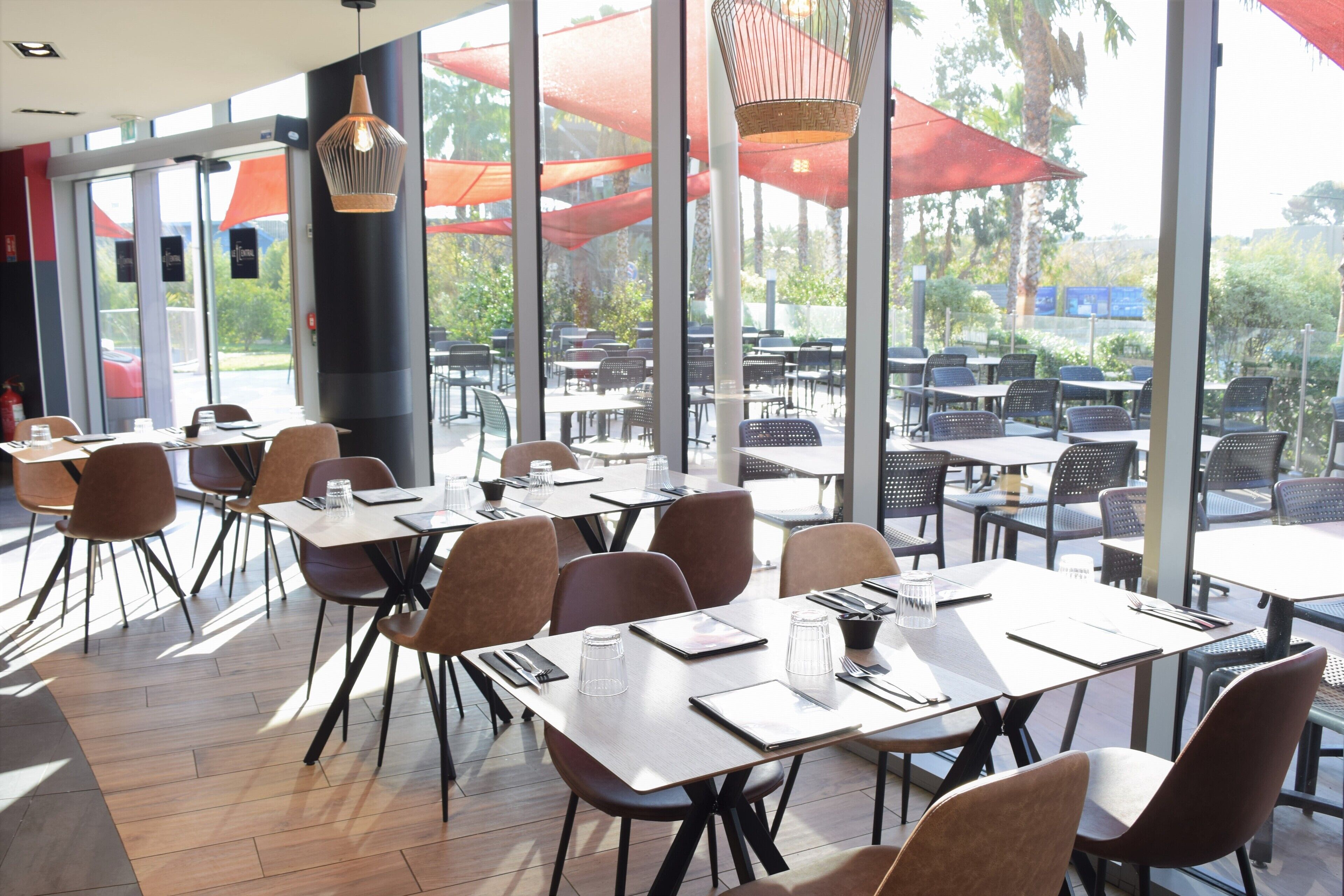 breakfast, lunch and dinner served