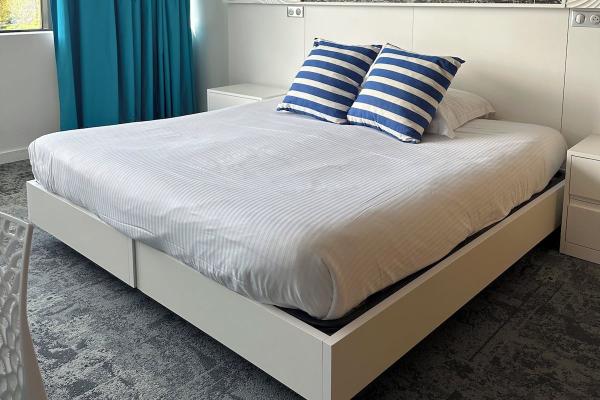 Double or Twin Room | Peralatan tempat tidur premium, peti besi dalam bilik, meja