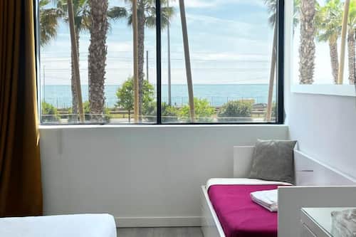 Habitación triple, frente al mar | Ropa de cama de alta calidad y caja de seguridad en la habitación