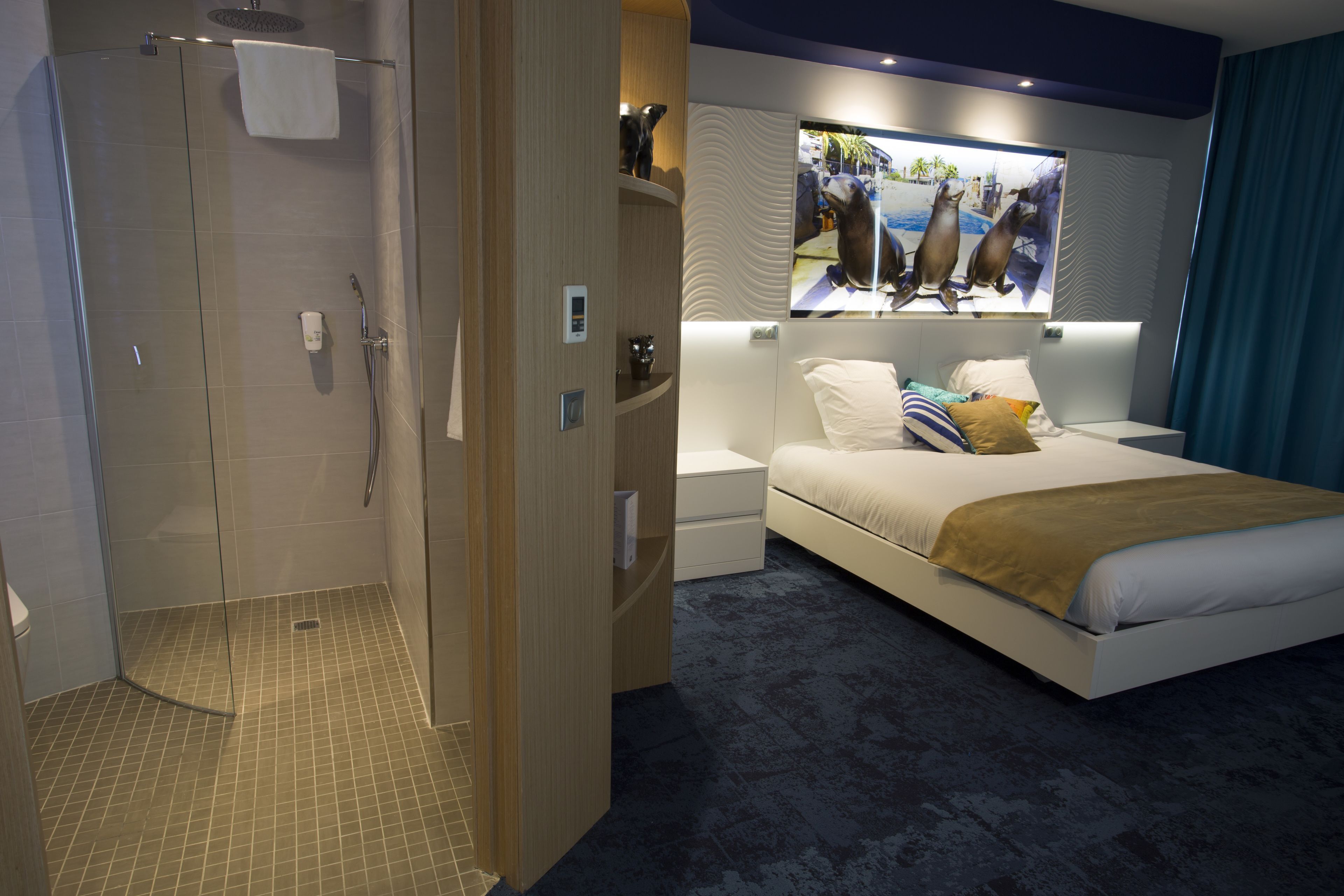Premium bedding, in-room safe, desk, laptop workspace