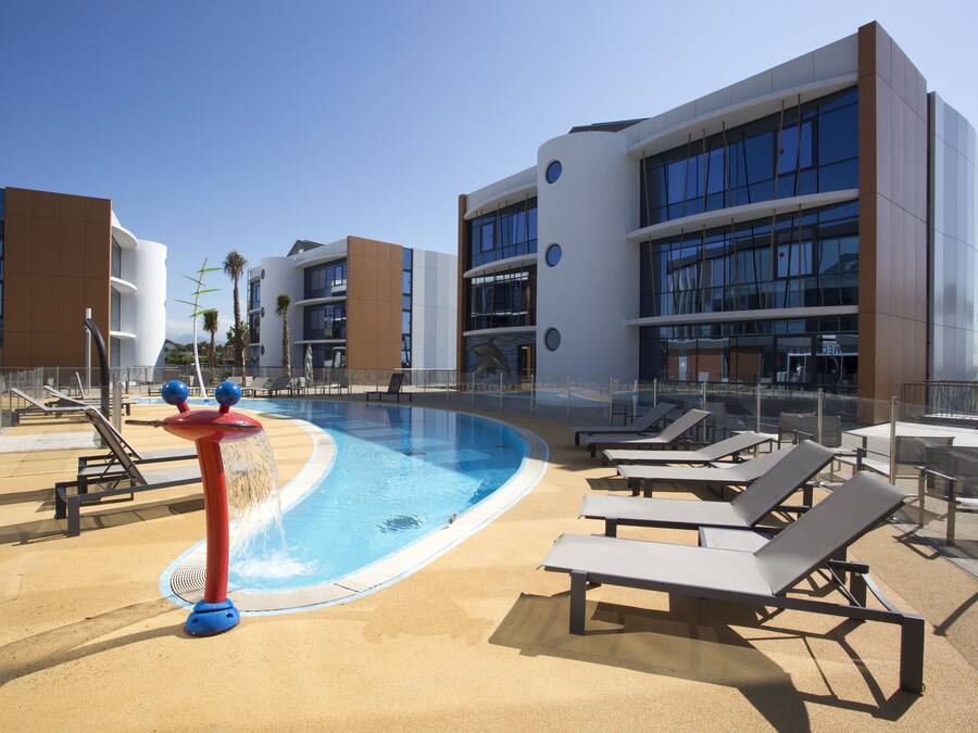 Außenpool (je nach Saison geöffnet), Liegestühle