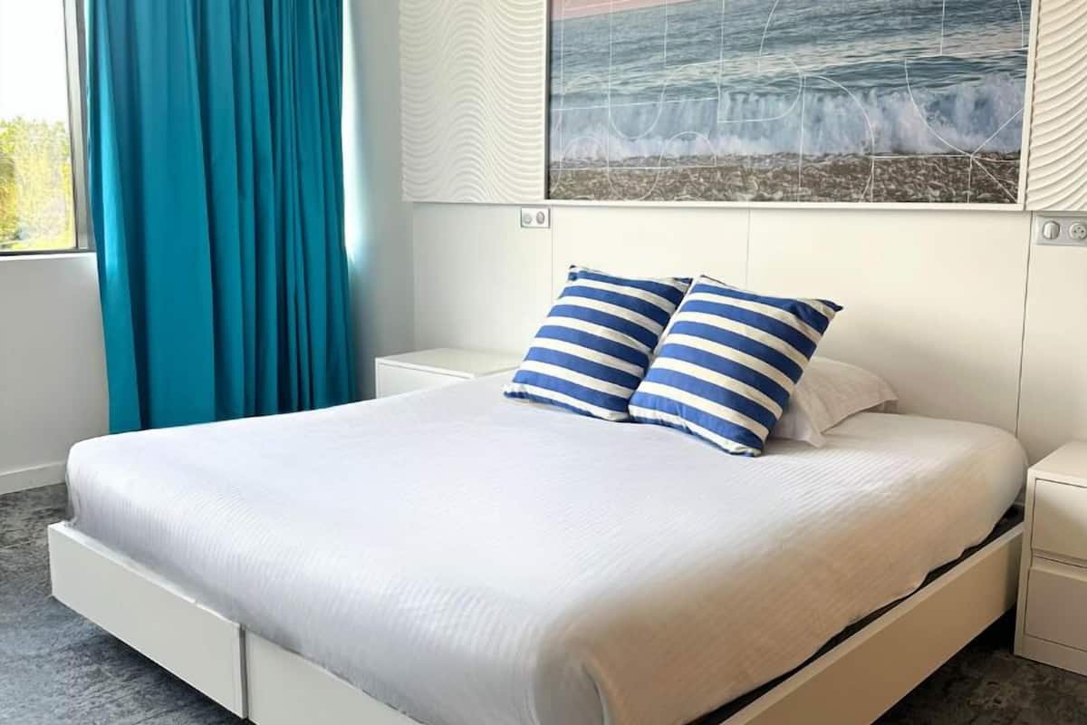 Peralatan tempat tidur premium, peti besi dalam bilik, meja