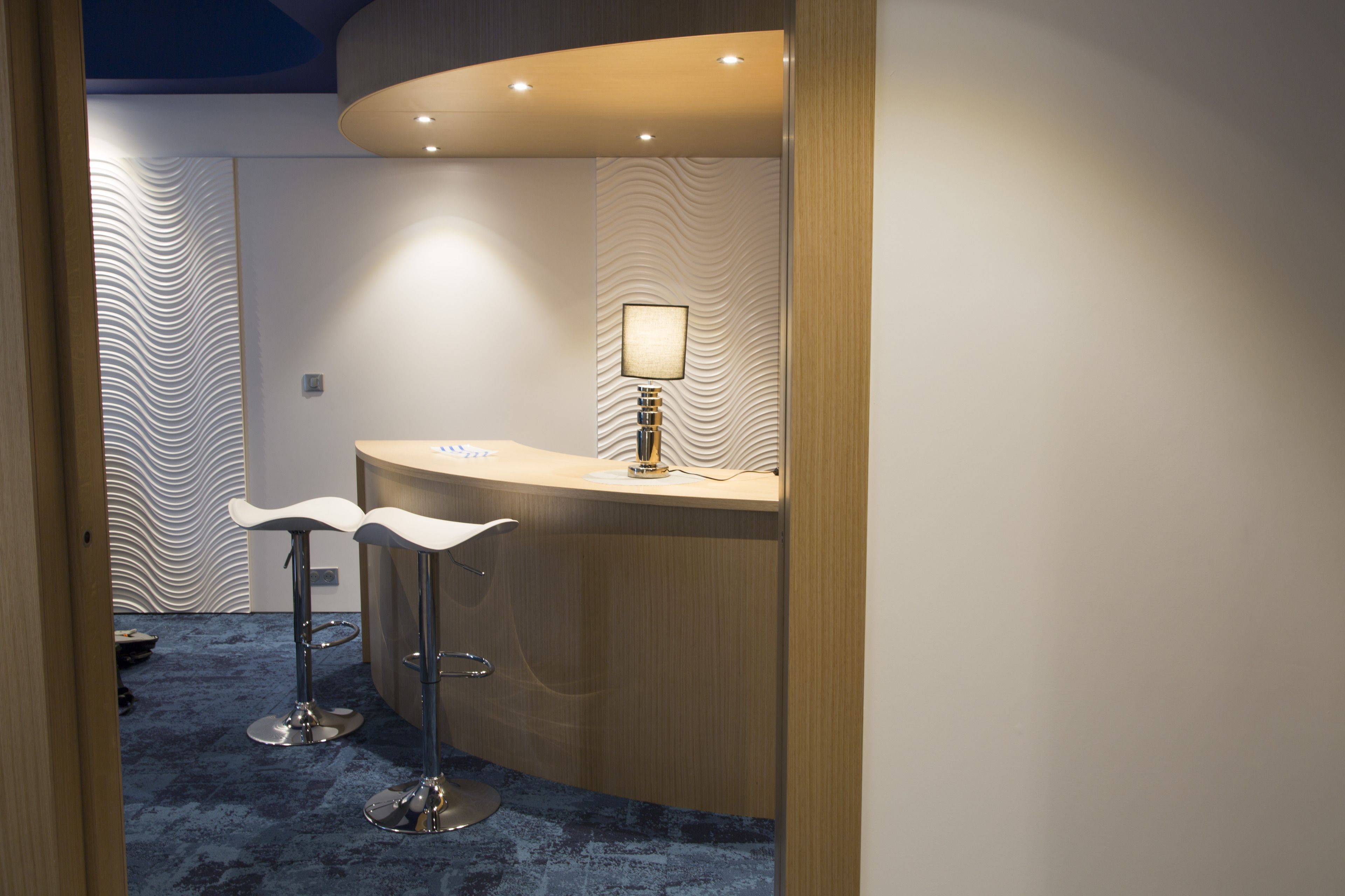 suite | living area | flat-screen tv