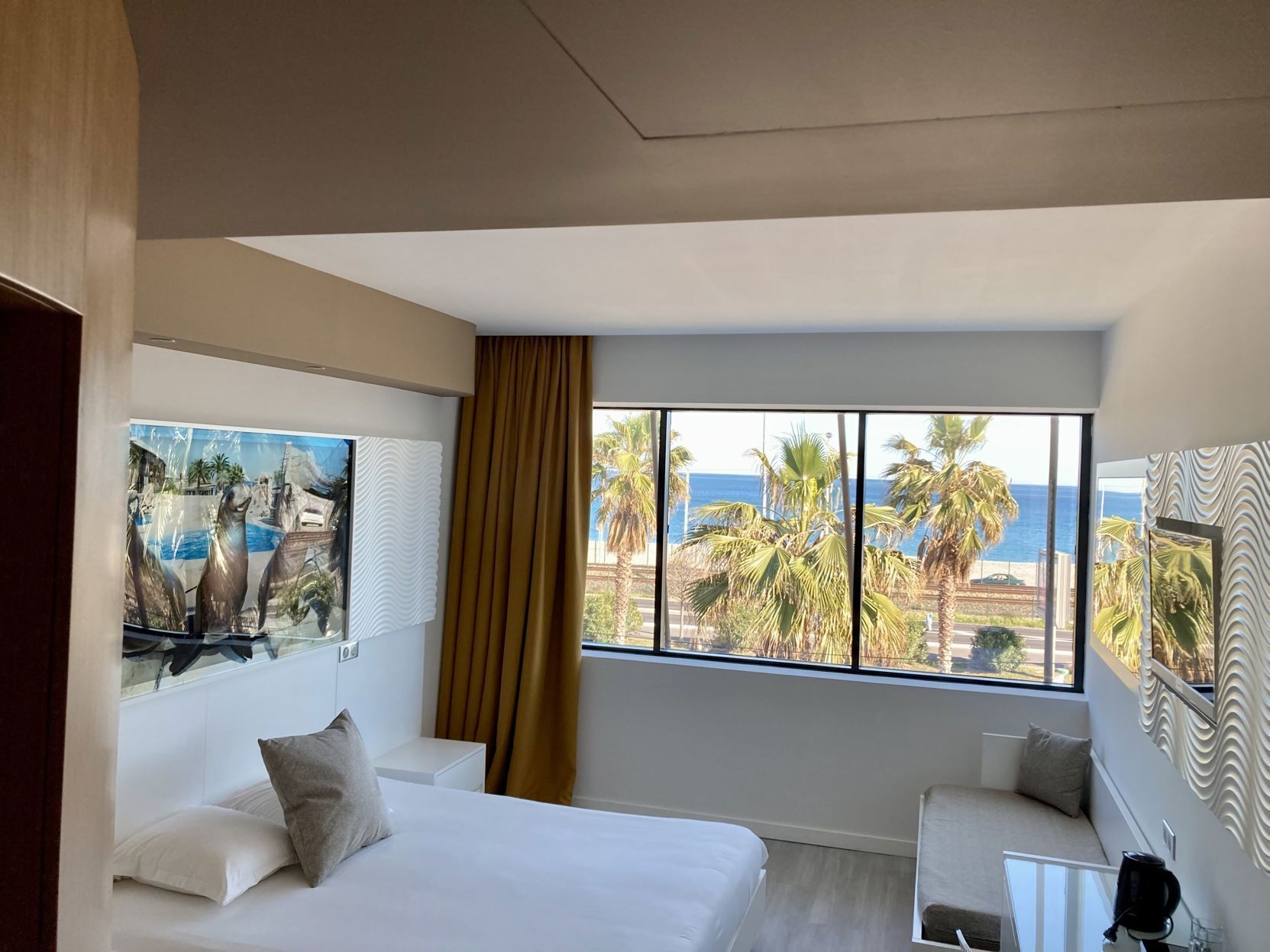 Premium bedding, in-room safe, desk, laptop workspace
