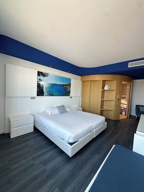 Premium bedding, in-room safe, desk, laptop workspace