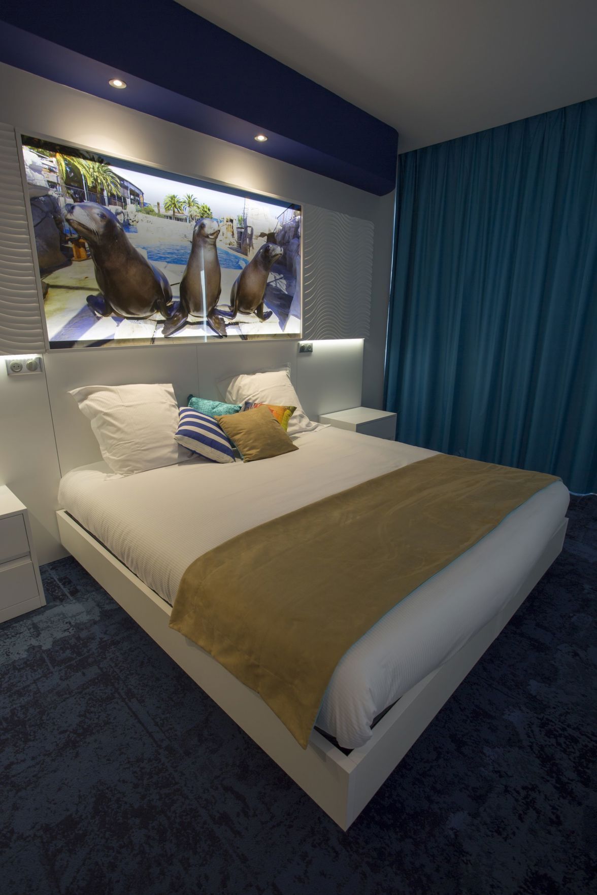 Premium bedding, in-room safe, desk, laptop workspace