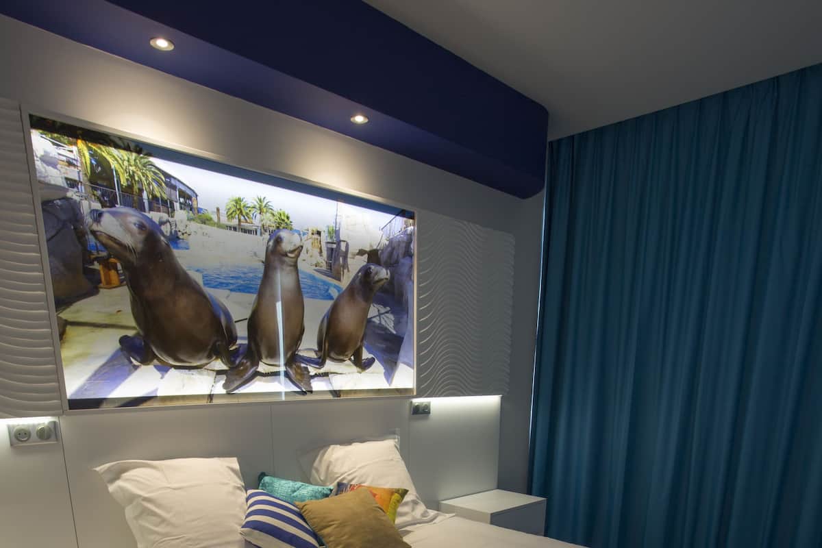 Triple Room, Sea Facing | Peralatan tempat tidur premium, peti besi dalam bilik, meja