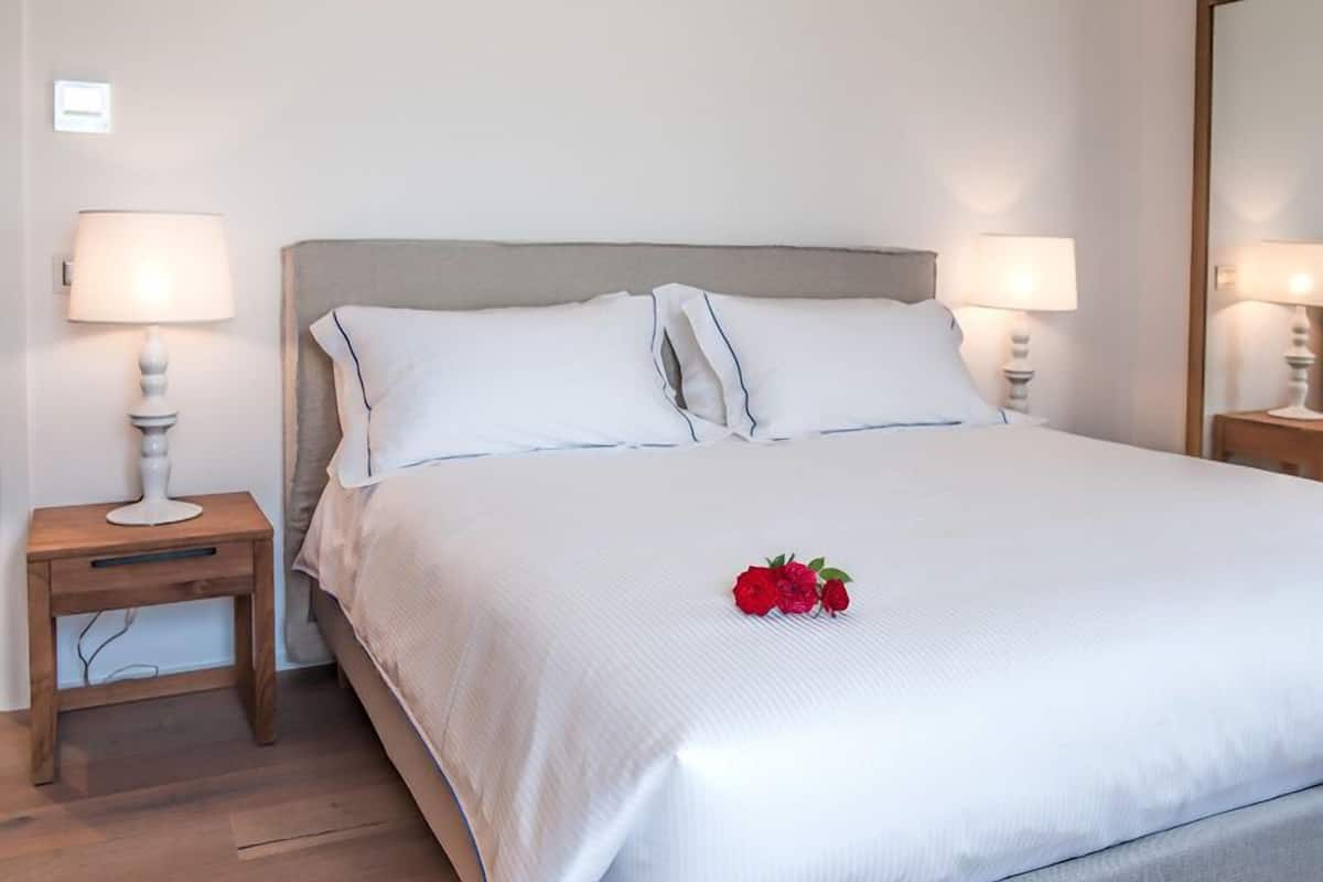 Premium bedding, down comforters, minibar, in-room safe