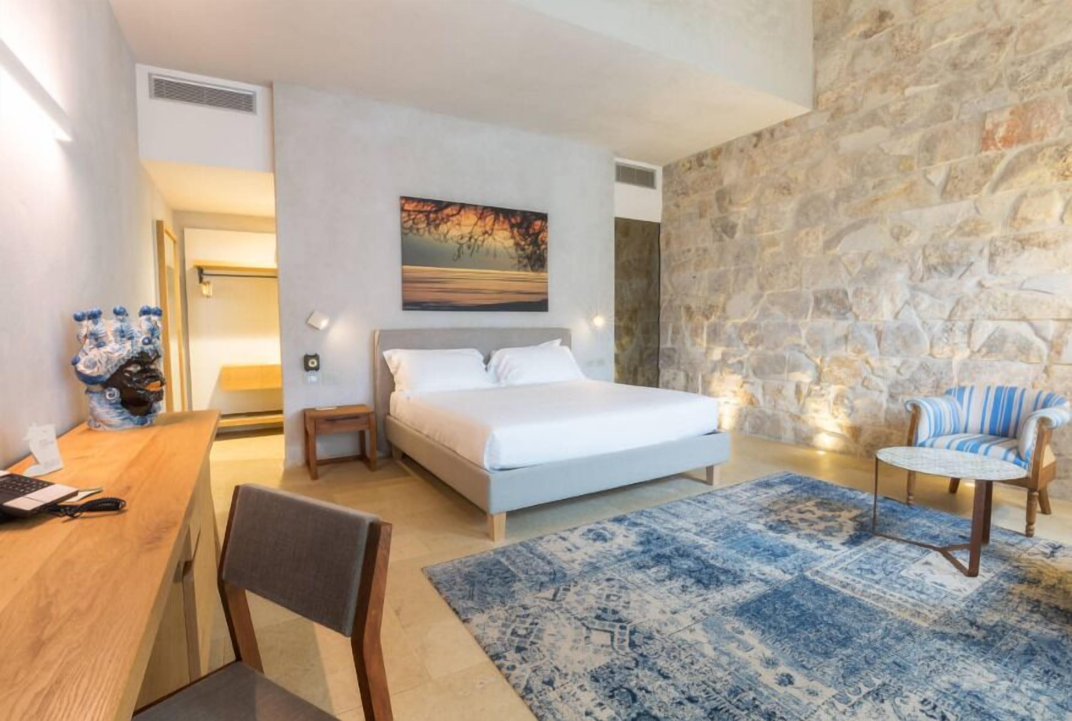 Ropa de cama de alta calidad, cubrecamas y minibar 