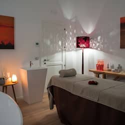 Hot tub, steam room, Turkish bath/hammam, body treatments, mud baths
