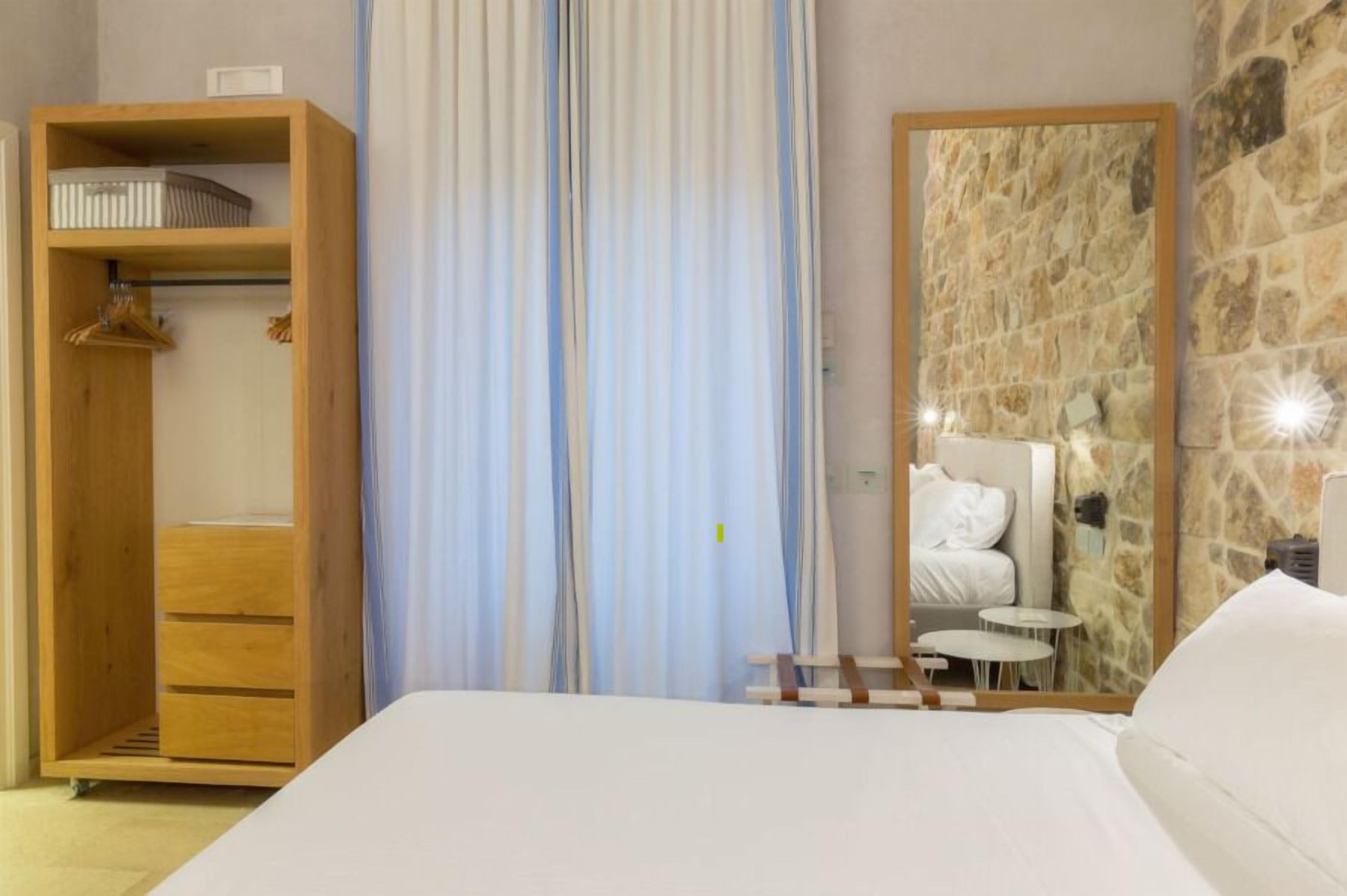 Ropa de cama de alta calidad, cubrecamas y minibar 