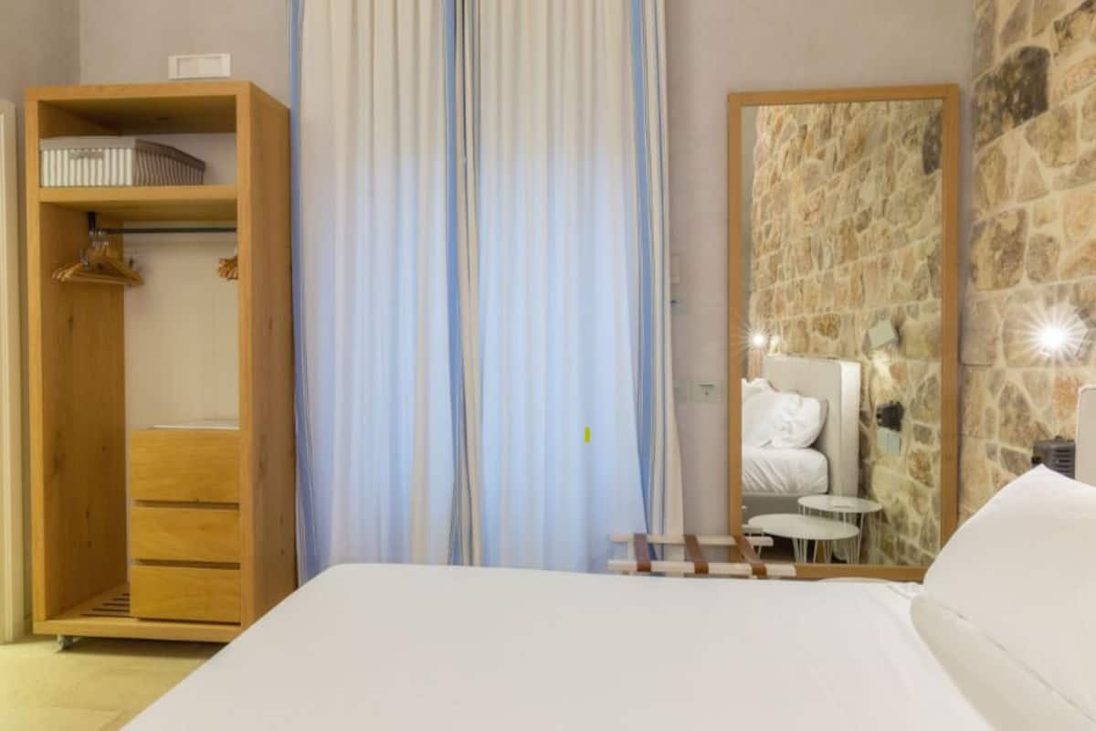 Ropa de cama de alta calidad, cubrecamas y minibar