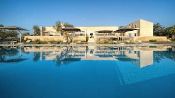 Piscine extérieure, cabanons gratuits, parasols de plage