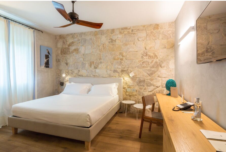 Ropa de cama de alta calidad, cubrecamas y minibar 