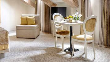 Junior Suite | Premium bedding, minibar, in-room safe, individually decorated