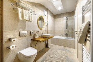 Junior Suite | Baño | Amenidades de baño gratuitas, secadora de cabello, batas, pantuflas