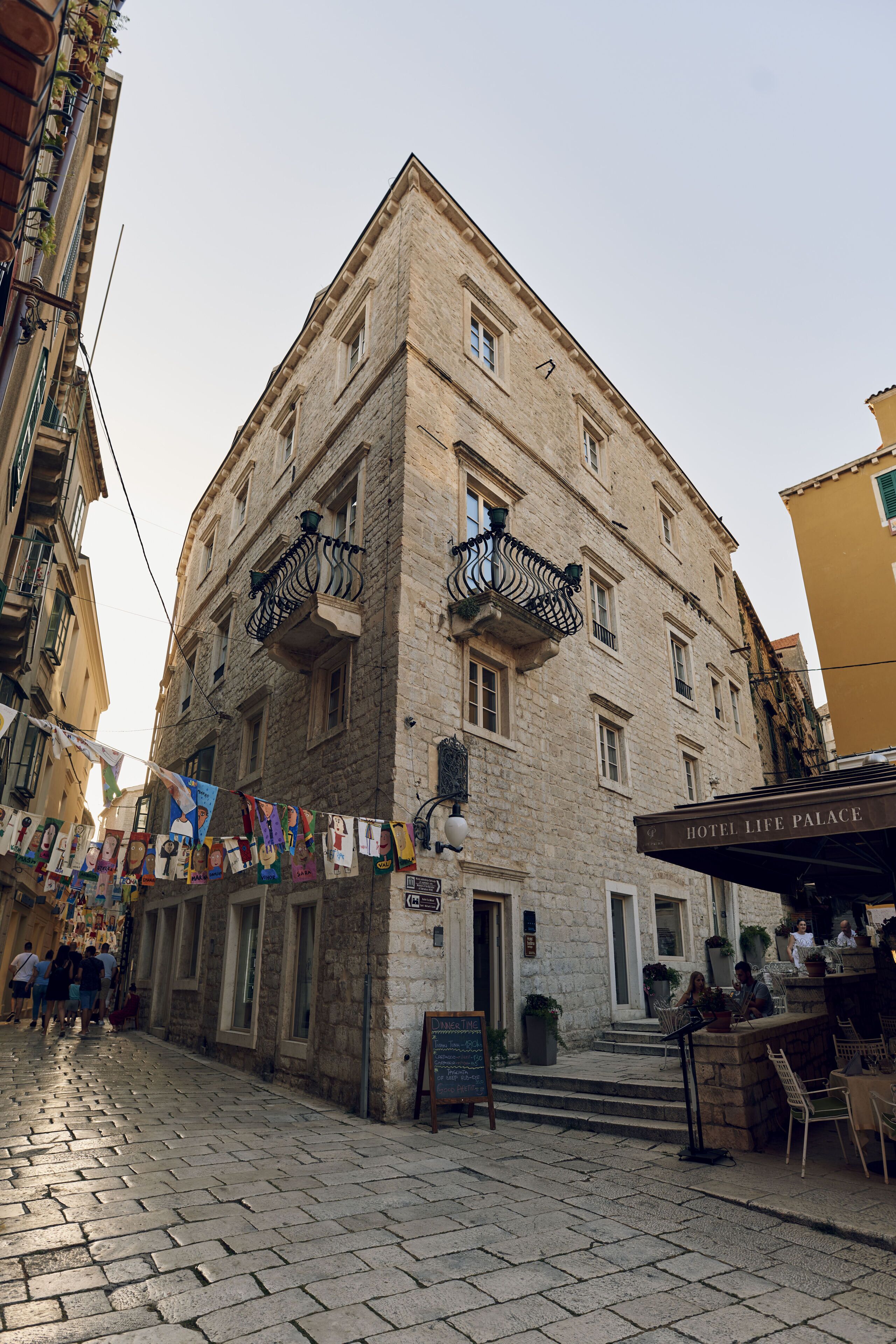 Un edificio storico in pietra con un'insegna che recita "HOTEL LIFE PALACE".