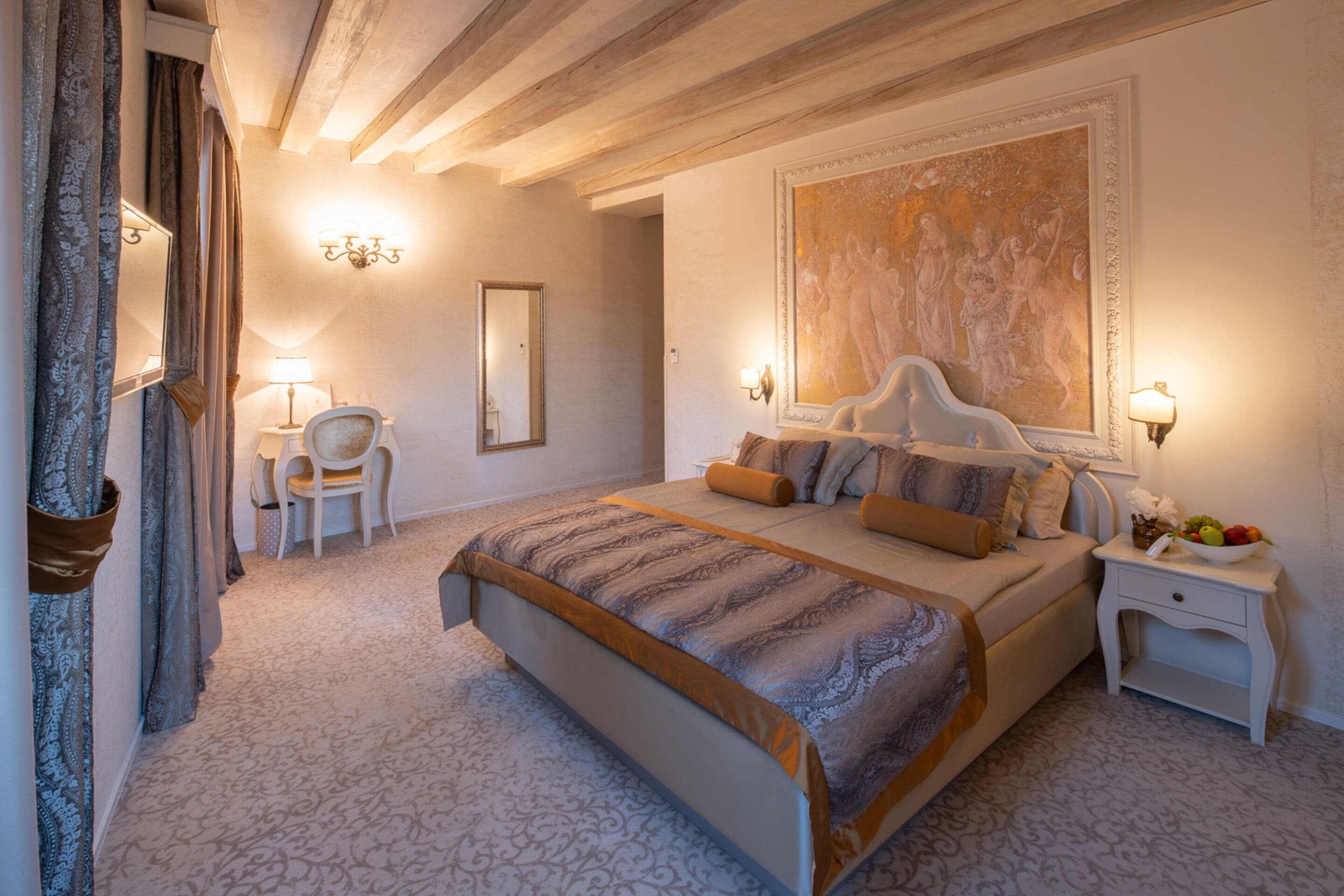 Ein Schlafzimmer mit einem großen Bett, einem Sessel, einem Nachttisch und einem Bild an der Wand.