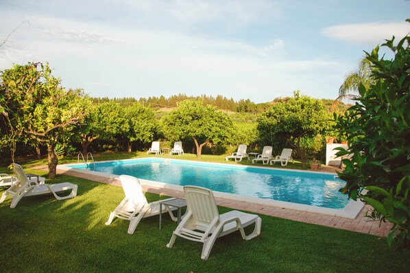 Outdoor pool, pool umbrellas, pool loungers - Villa Vittoria (Guardavalle)