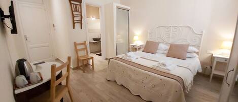 Habitación romántica doble | Escritorio, cunas (de pago), wifi gratis y ropa de cama