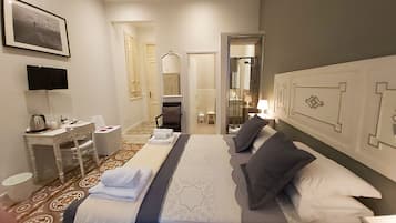 Habitación doble romántica | Escritorio, cunas, wifi gratis y ropa de cama