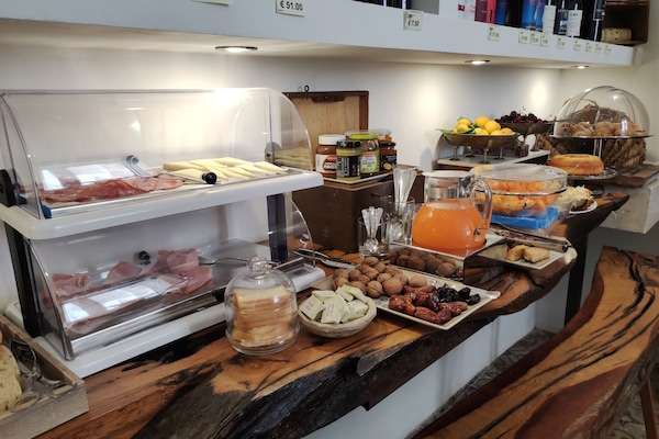 Café da manhã com buffet grátis todos os dias