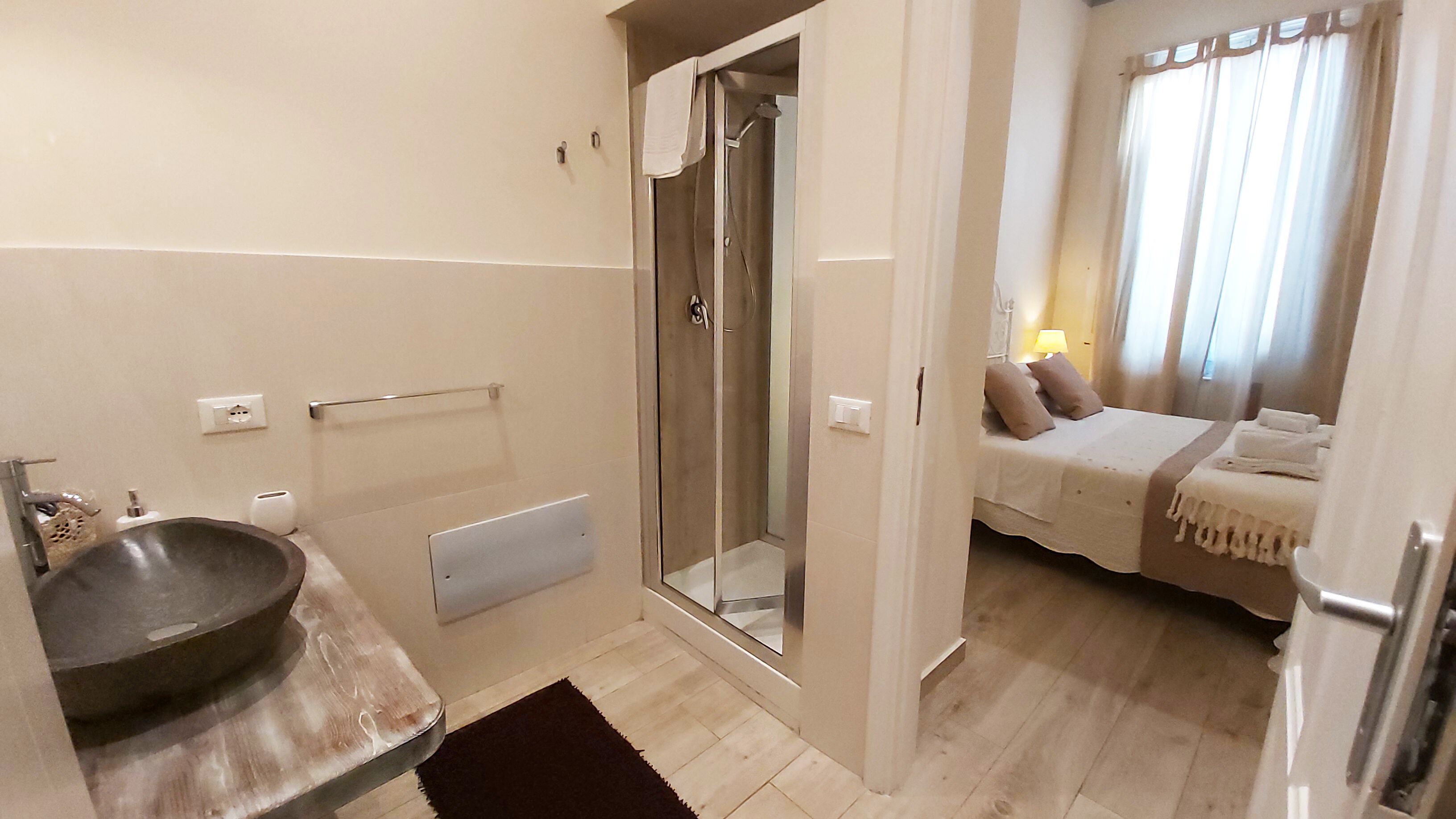 Kamar Double Romantis | Kamar mandi | Shower, perlengkapan mandi gratis, pengering rambut, dan kloset
