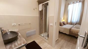 Kamar Double Romantis | Kamar mandi | Shower, perlengkapan mandi gratis, pengering rambut, dan kloset