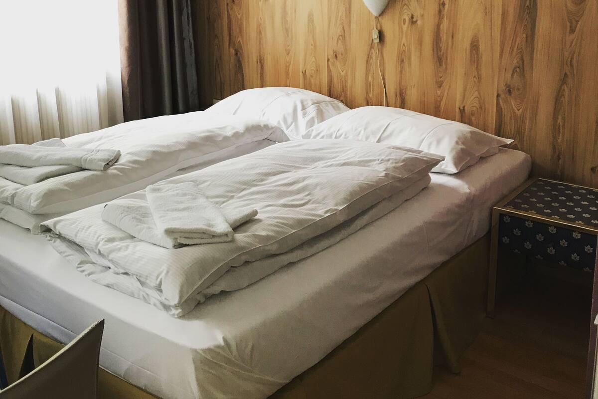 Doppia Classic, 1 letto king, non fumatori, bagno privato | Una cassaforte in camera, una scrivania, ferro/asse da stiro