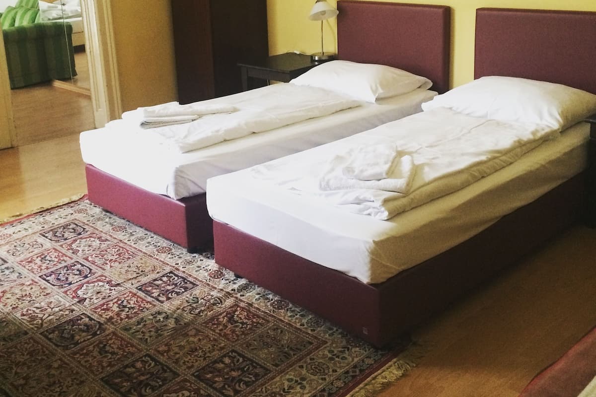 Suite for up to 5 people | In-room safe, desk, iron/ironing board, free cots/infant beds