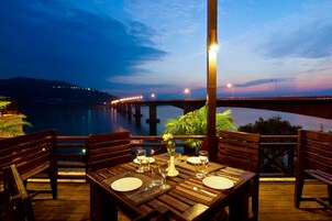 3 restaurants, breakfast, lunch, dinner served; international cuisine