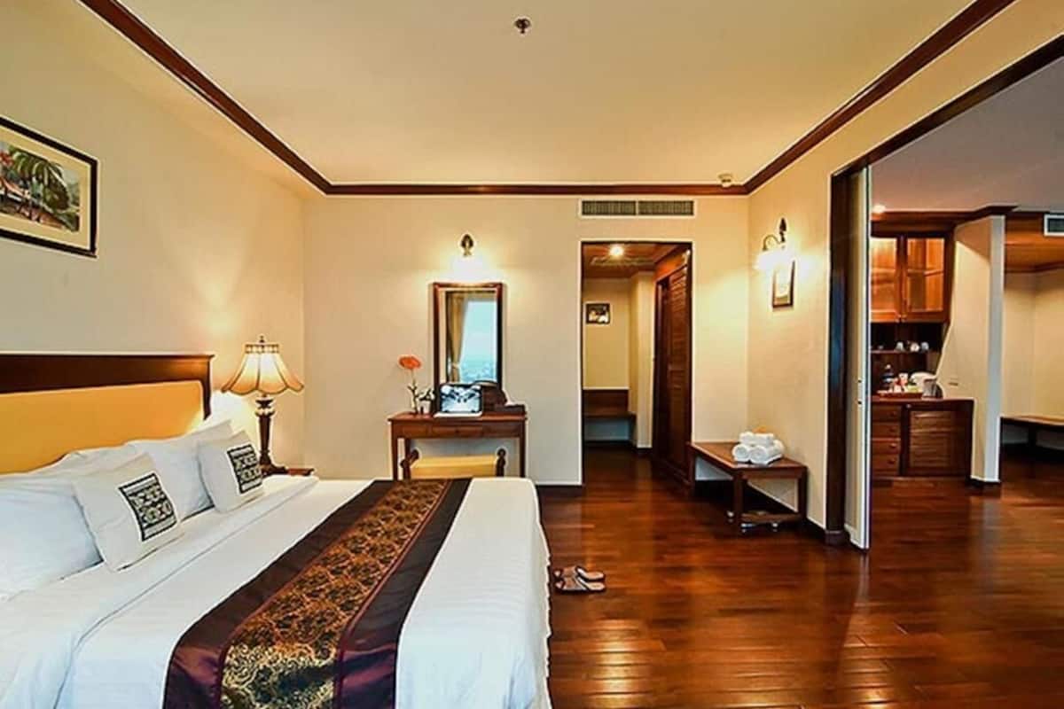 One-Bedroom Suite | 1 bedroom, minibar, in-room safe, desk