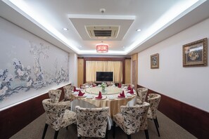 3 restaurants; breakfast, lunch, and dinner served - Champasak Grand Hotel (Pakse)