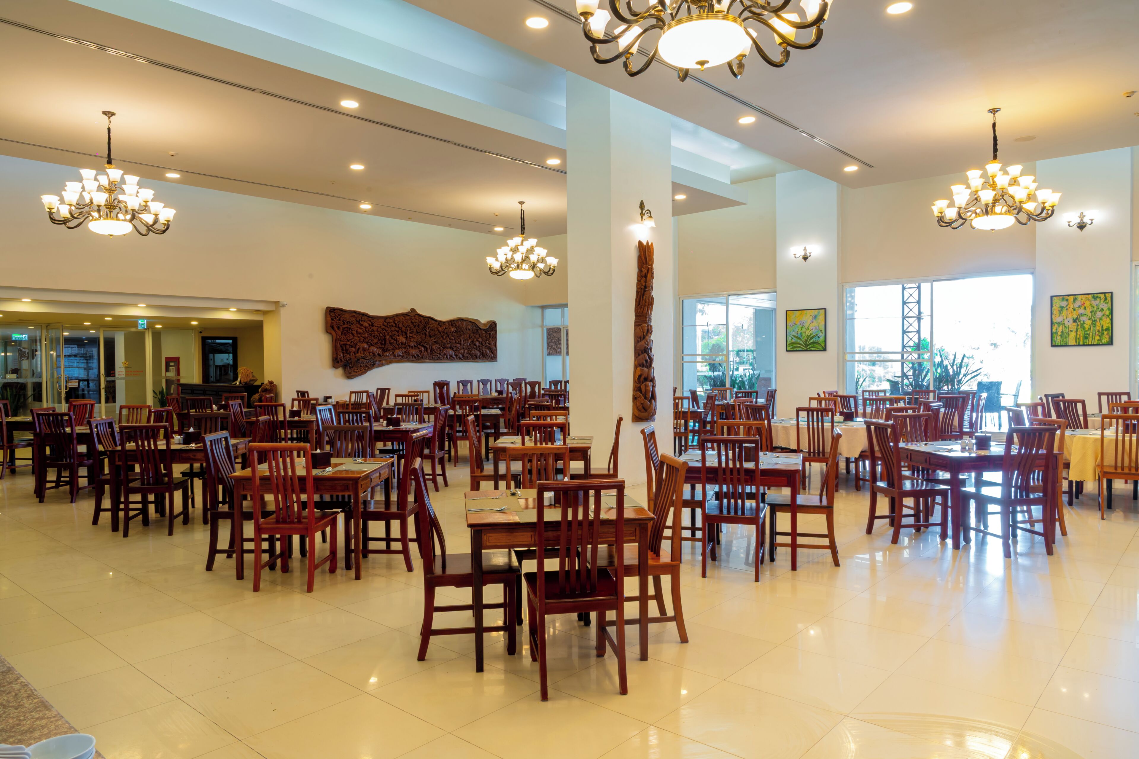 3 restaurants; breakfast, lunch, and dinner served